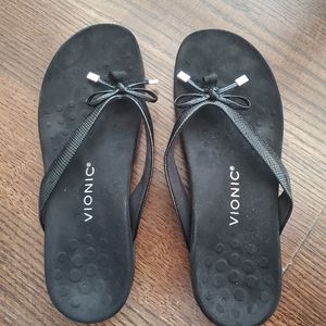 Vionic black sandals